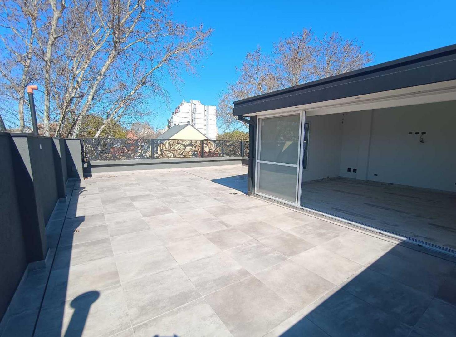 Foto de Casa con dos patios, terraza, quincho y deposito, imagen 1