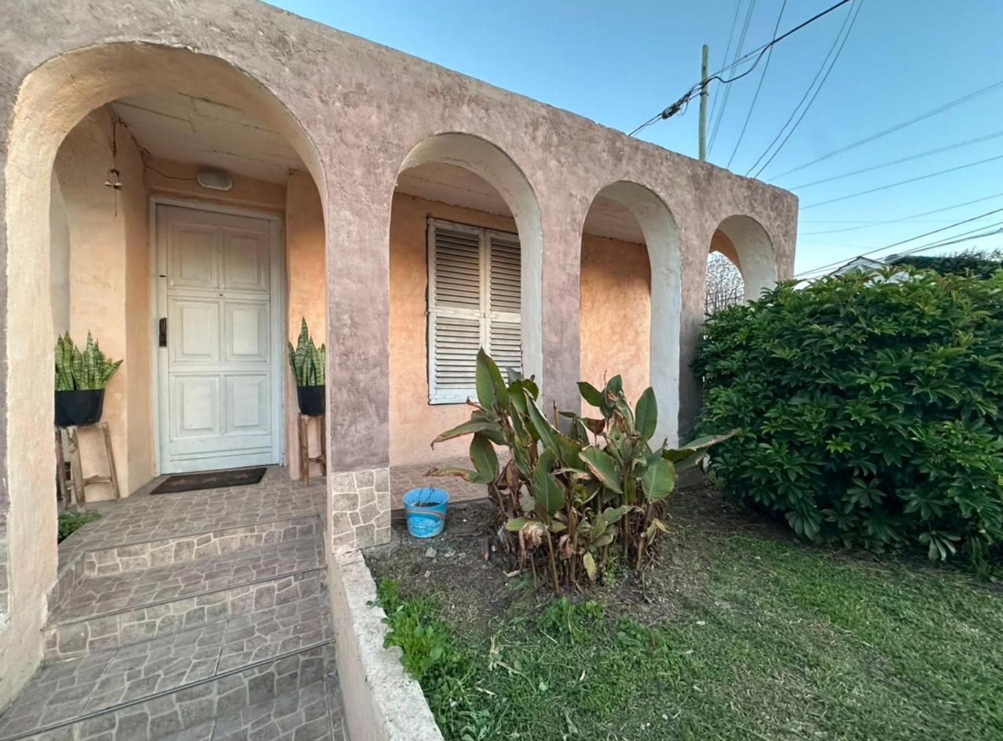 Foto de VENTA CASA MULTIFAMILIAR PASO DEL REY C/ COCHERA, imagen 1