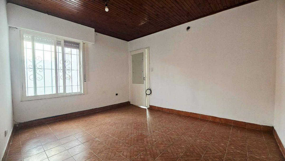Foto de Venta PH 2 ambientes con patio, planta baja Munro, imagen 2