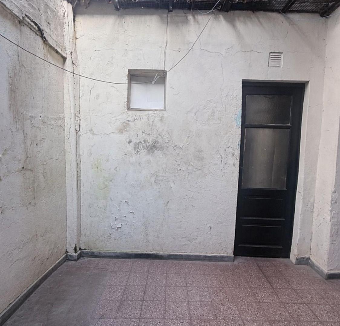 Foto de OPORTUNIDAD UNICA - PH A REFACCIONAR CON LOCALES, imagen 1
