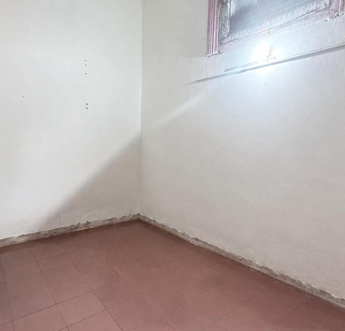 Foto de OPORTUNIDAD UNICA - PH A REFACCIONAR CON LOCALES, imagen 3