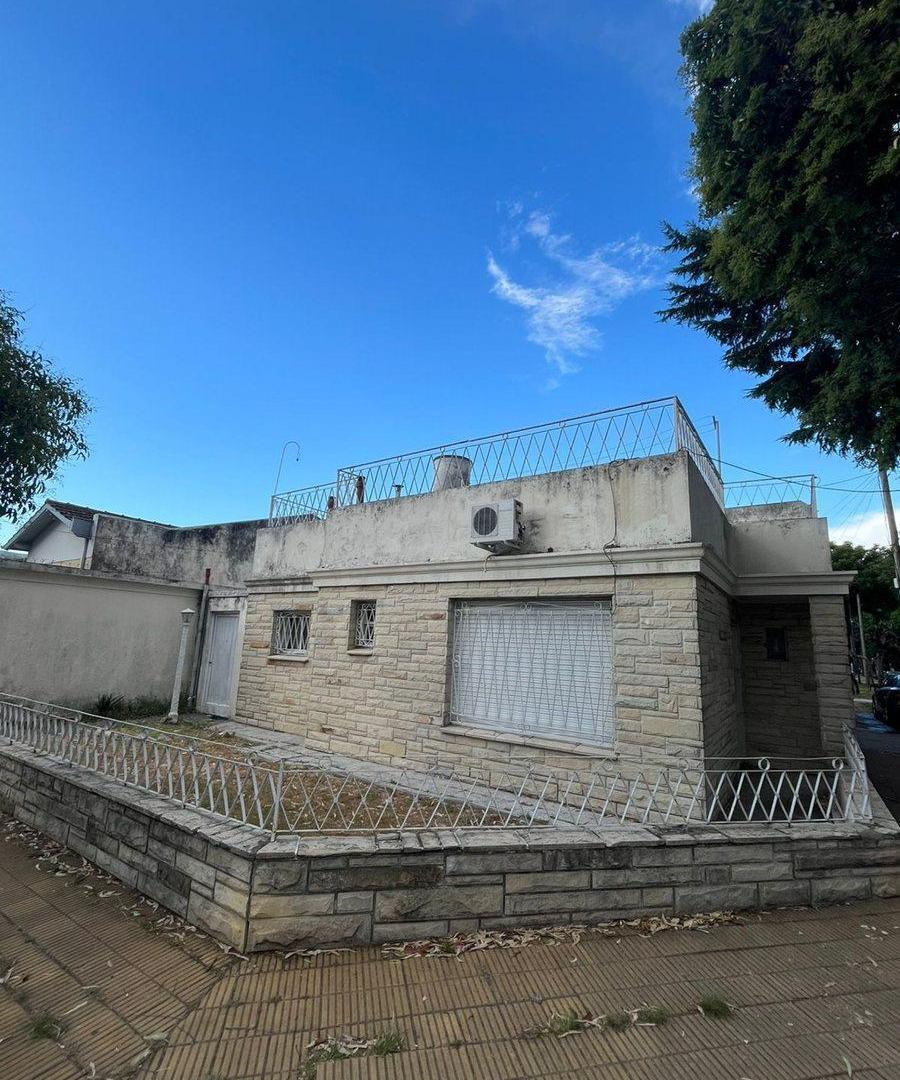 Foto de Venta casa 3 ambientes c/patio terraza y cochera, imagen 1