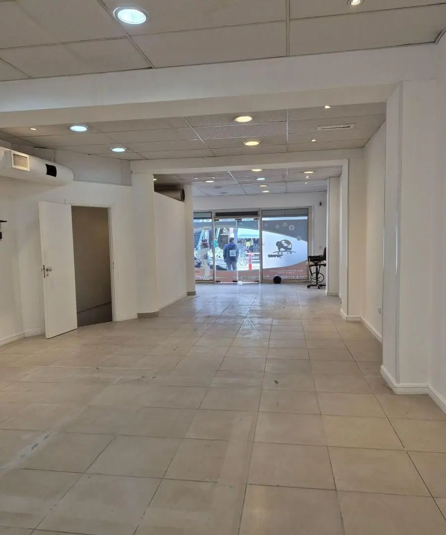 Local comercial con 190 m² en alquiler, Centro 4