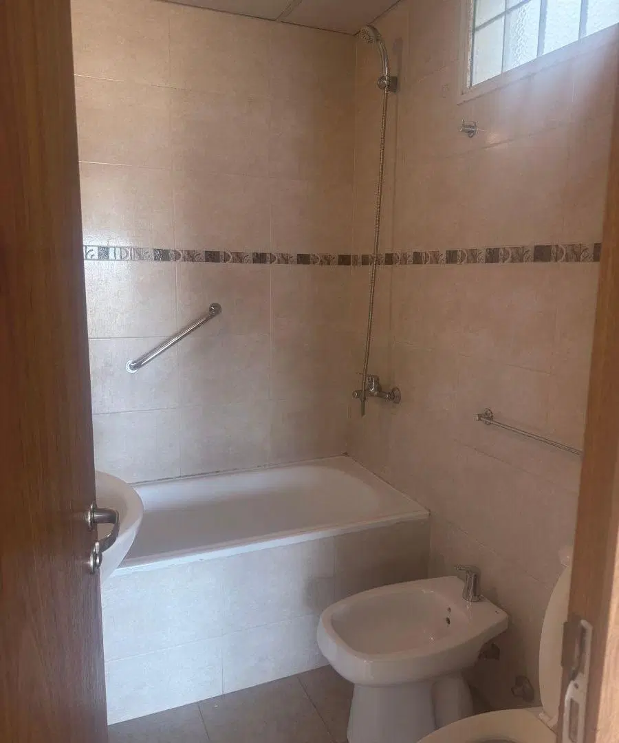 Piso ALTO- Impecable Monoambiente con Balcón. Vista al Boulevard 3