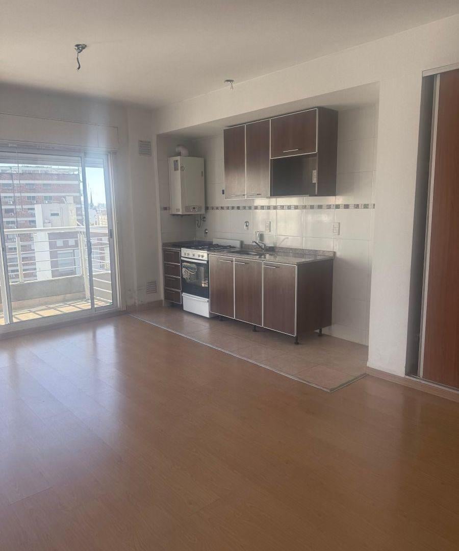 Piso ALTO- Impecable Monoambiente con Balcón. Vista al Boulevard