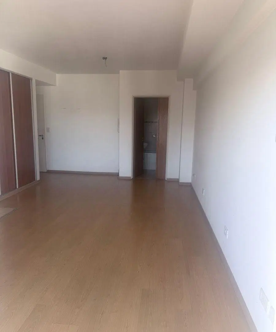 Piso ALTO- Impecable Monoambiente con Balcón. Vista al Boulevard 2
