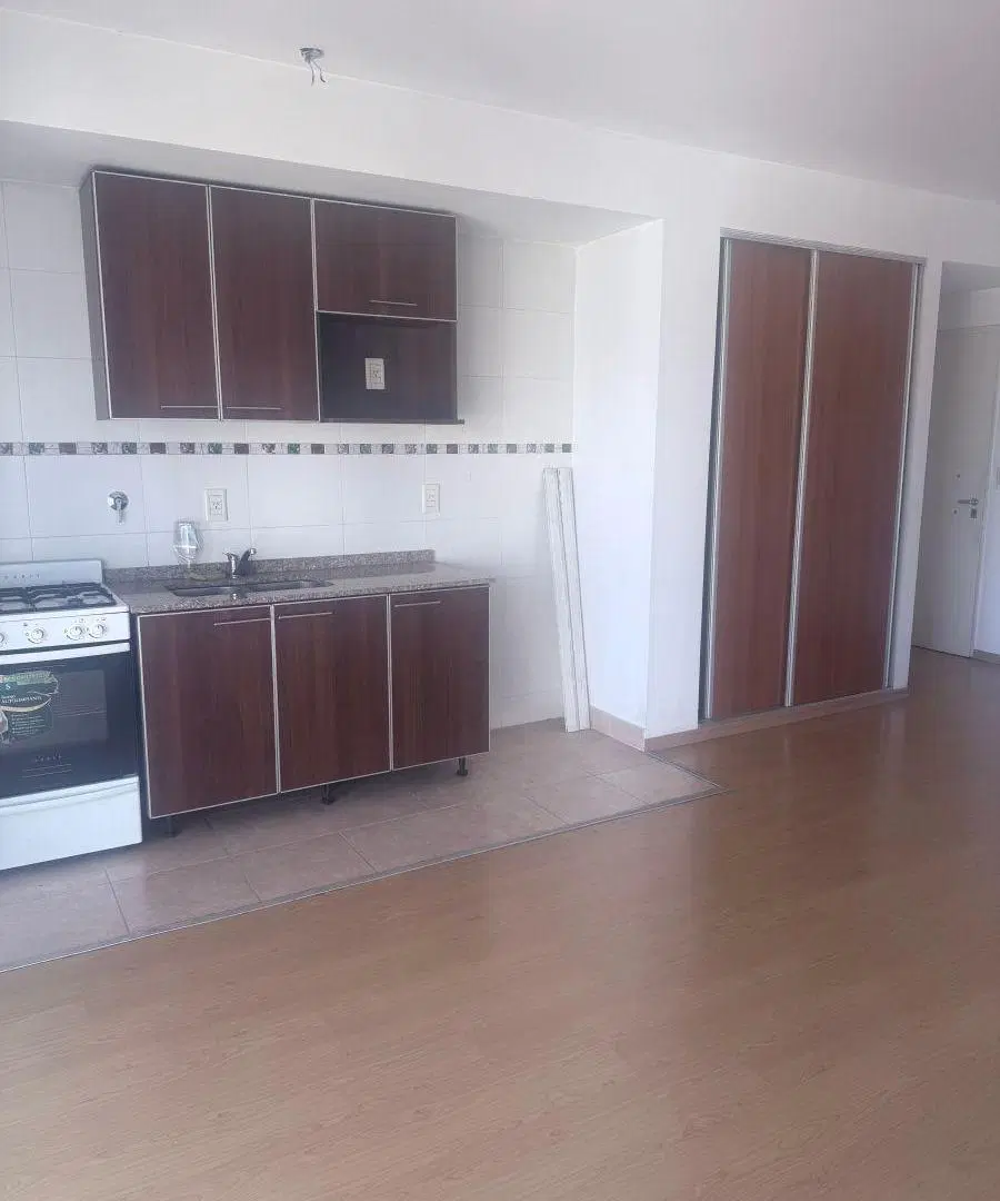 Piso ALTO- Impecable Monoambiente con Balcón. Vista al Boulevard 4
