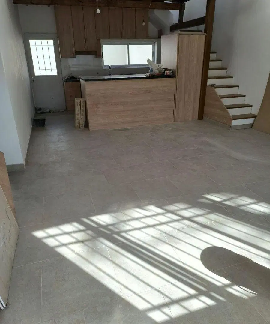 CASA A ESTRENAR CUATRO AMBIENTES. CON PATIO Y ENT. AUTO 3