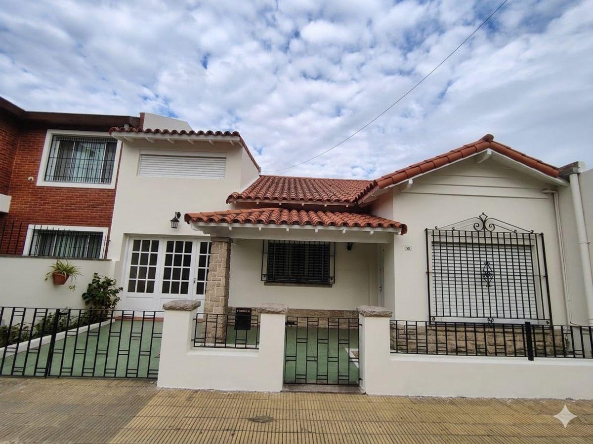 Foto de CHALET DE TRES AMBIENTES CON PATIO IDEAL PARA RECICLAR. EXCELENTE, imagen 1