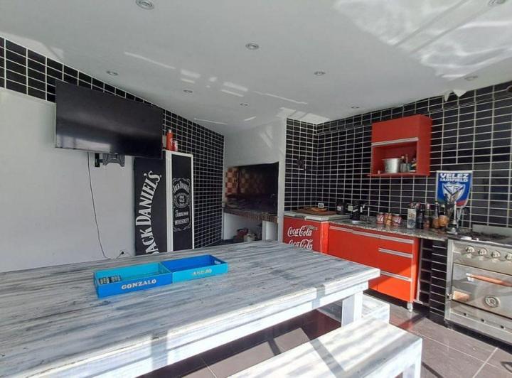 VENTA CASA 6 AMB. CON PATIO, PILETA, VILLA LURO 3