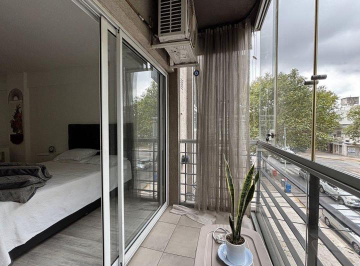Venta monoambiente con balcon amoblado Parque Chas 5