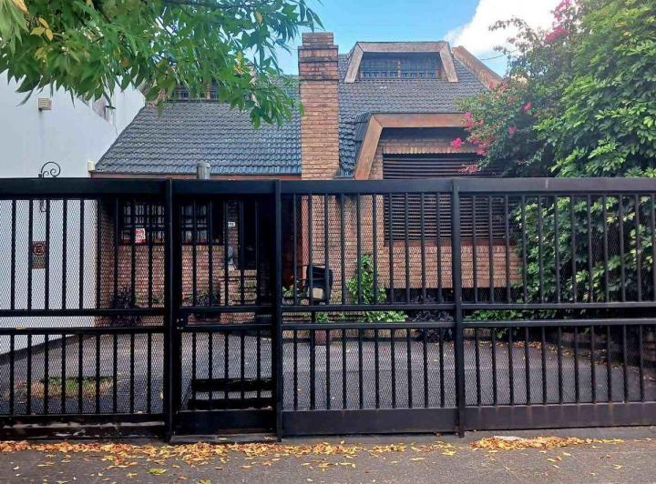 VENTA CASA 5 AMBIENTES PISCINA COCHERA QUINCHO 1