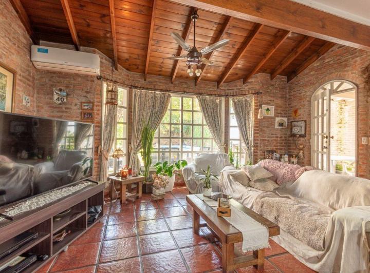 VENTA CASA 6 AMBIENTES CON JARDÍN PILETA Y GARAGE 2