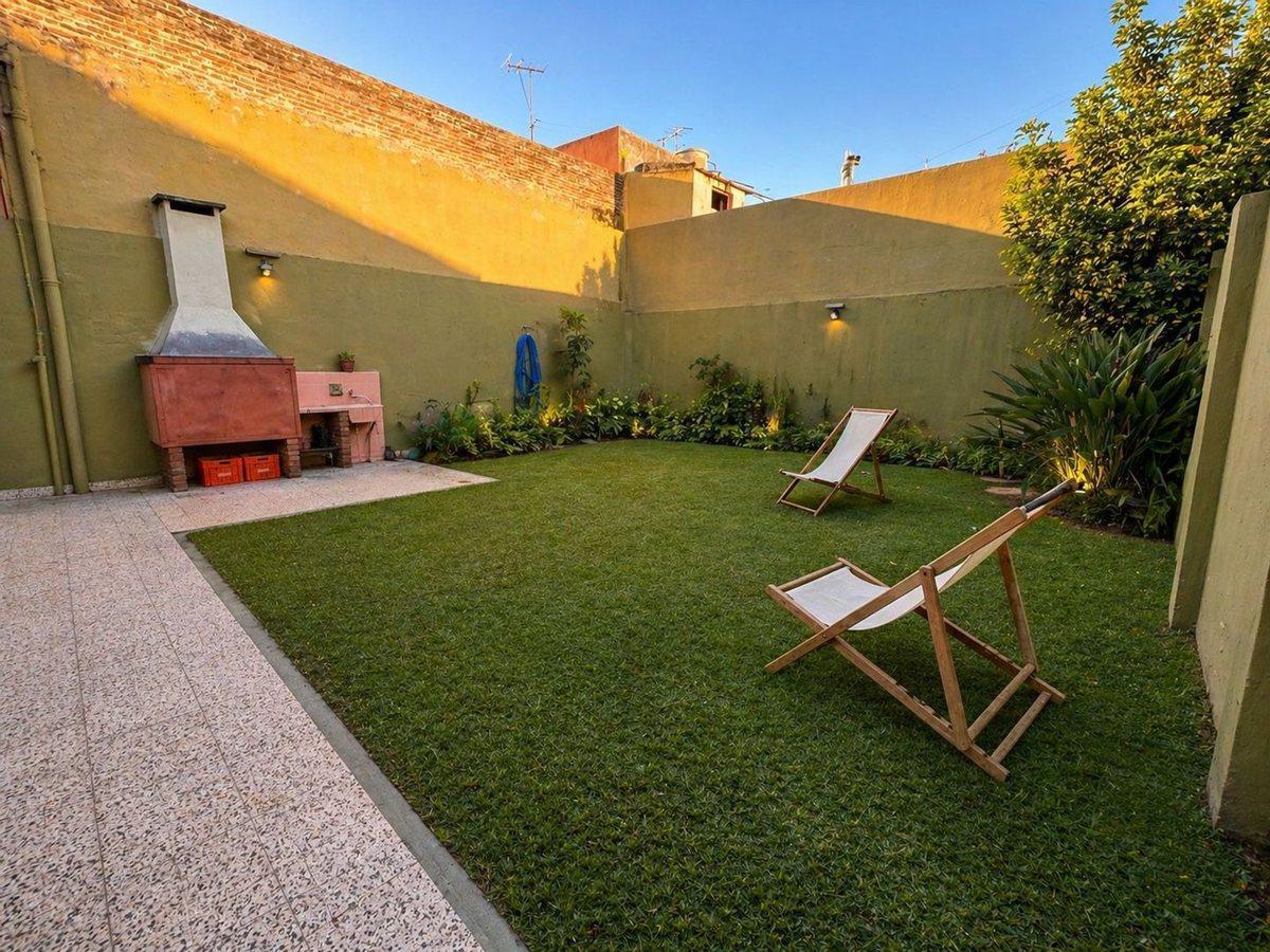 VENTA DE CASA 5 AMBIENTES COCHERA TERRAZA JARDIN