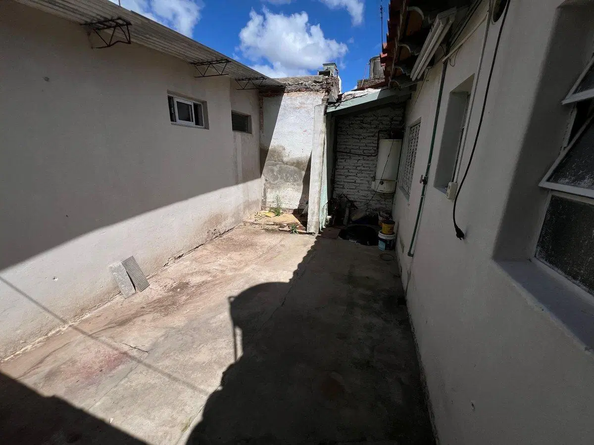 VENTA CASA  CON COCHERA Y PATIO EN QUILMES 5