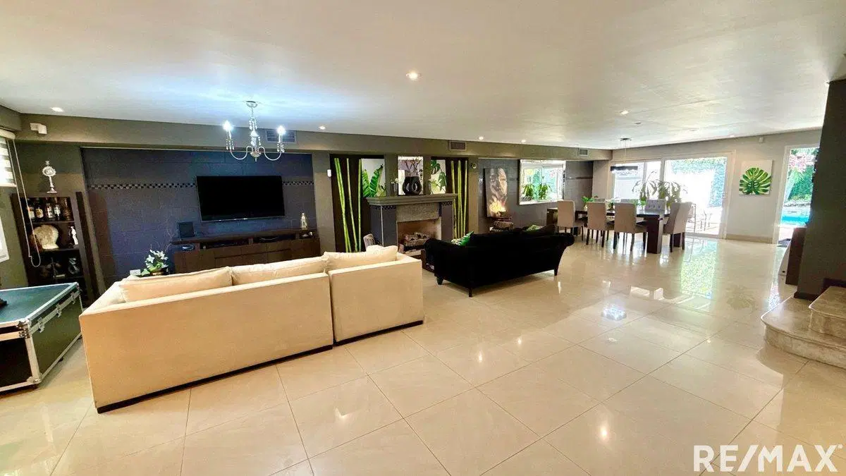CASA EN EXCELENTE ESTADO 6 AMB. JARDIN Y PISCINA 2