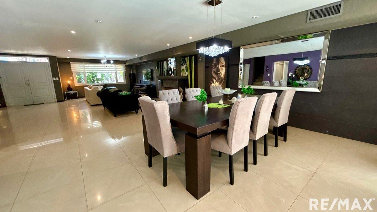 CASA EN EXCELENTE ESTADO 6 AMB. JARDIN Y PISCINA