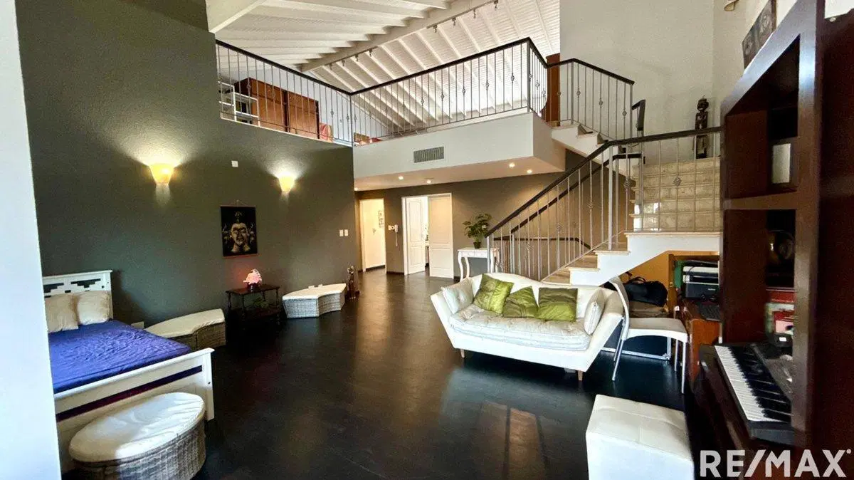 CASA EN EXCELENTE ESTADO 6 AMB. JARDIN Y PISCINA 5