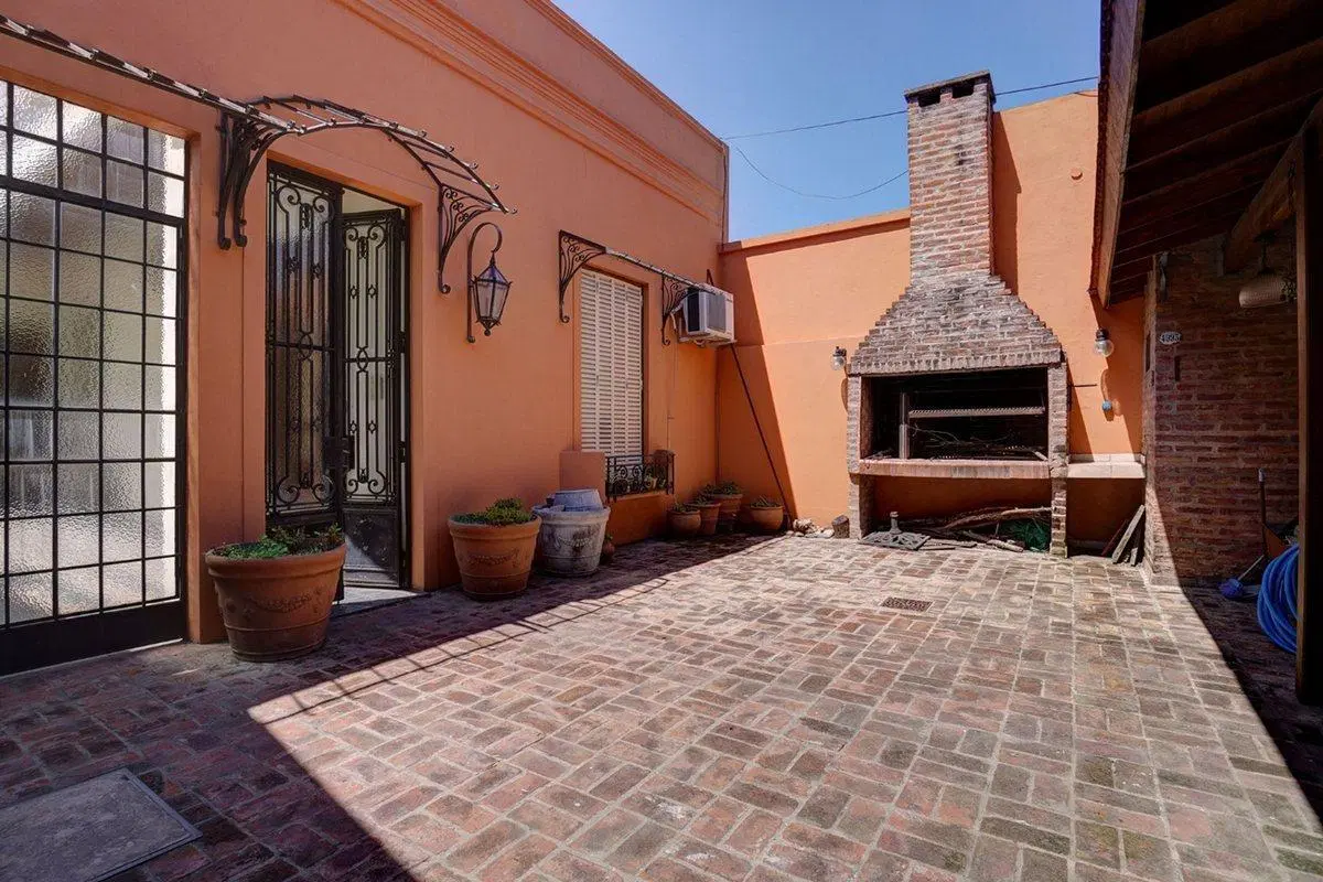 CASA CON PILETA EN MATADEROS PARQUE AVELLANEDA 5