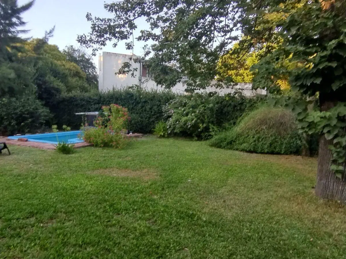 CASA 3 AMBIENTES EN VENTA UDAONDO JARDIN PILETA 2