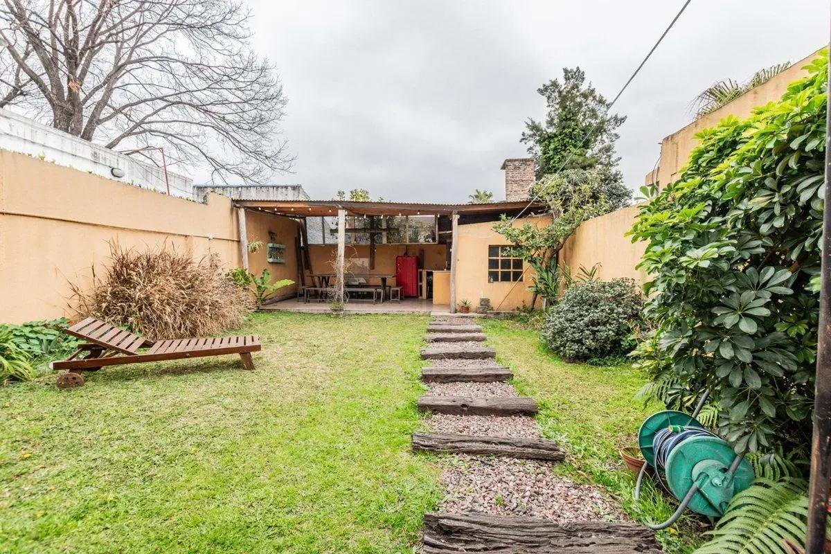 VENTA CASA 4 DORMITORIOS COCHERA QUINCHO MORON 5