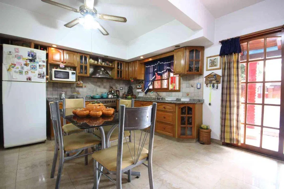 VENTA CASA CON JARDÍN Y PILETA BARRIO MARINA 2