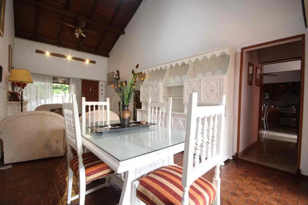 VENTA CASA CON JARDÍN Y PILETA BARRIO MARINA 4