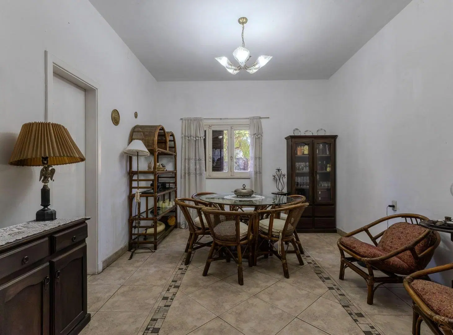 VENTA CASA 6 AMBIENTES COCHERA Y JARDIN TAPIALES 3
