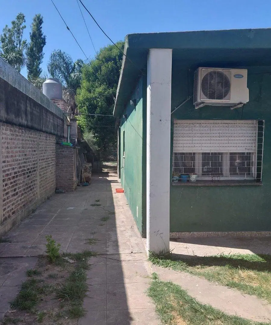 CASA 3 AMBIENTES  MORENO EN AMPLIO LOTE 4