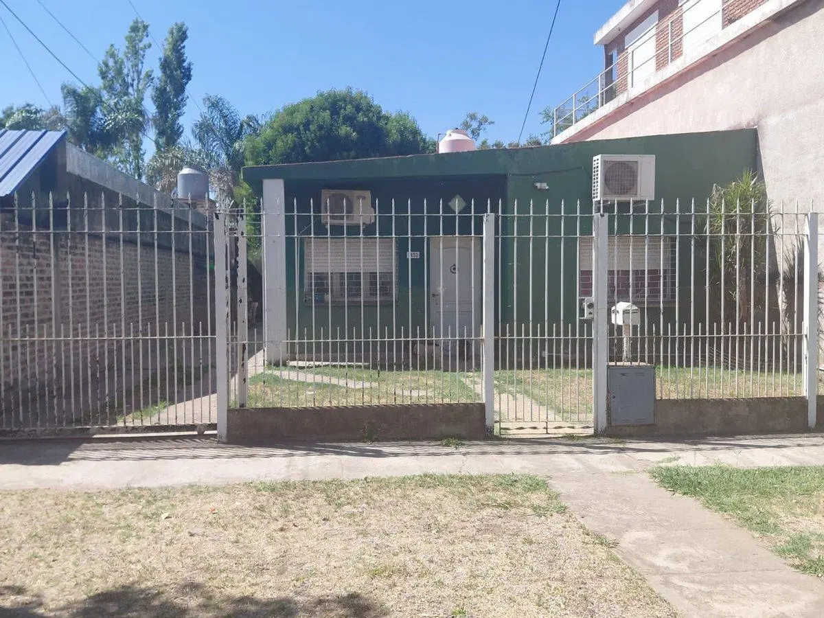CASA 3 AMBIENTES  MORENO EN AMPLIO LOTE 5