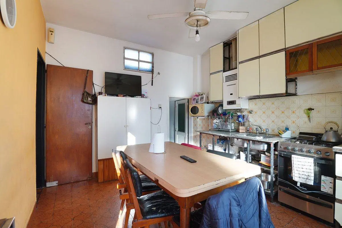 Venta amplio PH al frente con cochera y gran salón 3