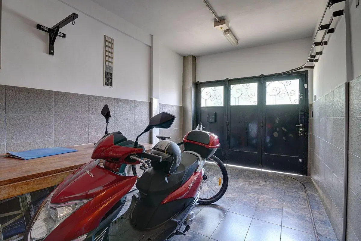 Venta Casa 4 Ambientes Lomas del Mirador 5