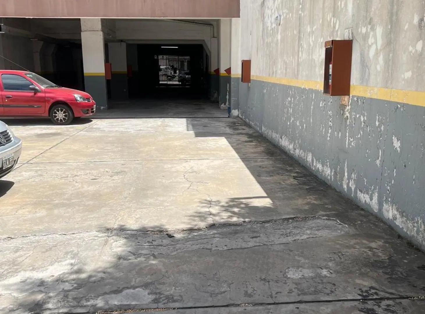 VENTA COCHERA TECHADA FLORESTA 3