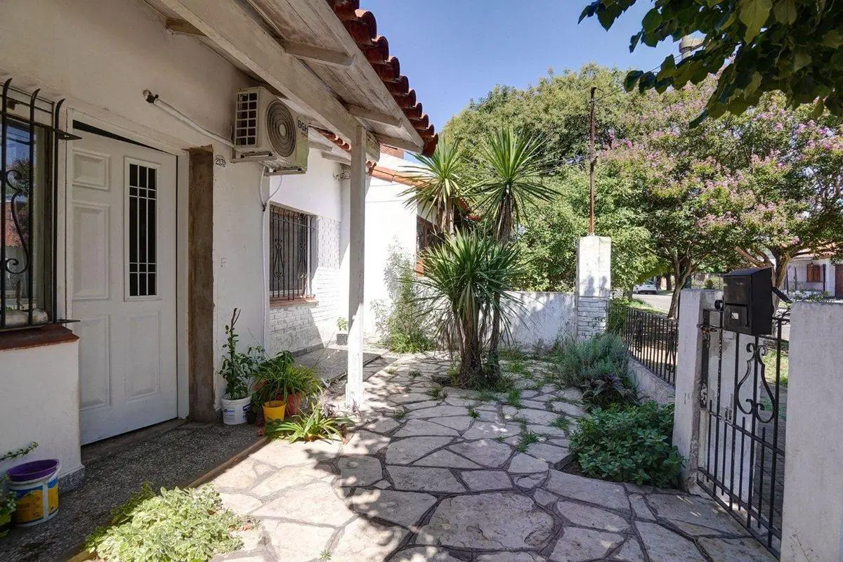 Casa 4 ambientes en Venta Banfield con jardín 2