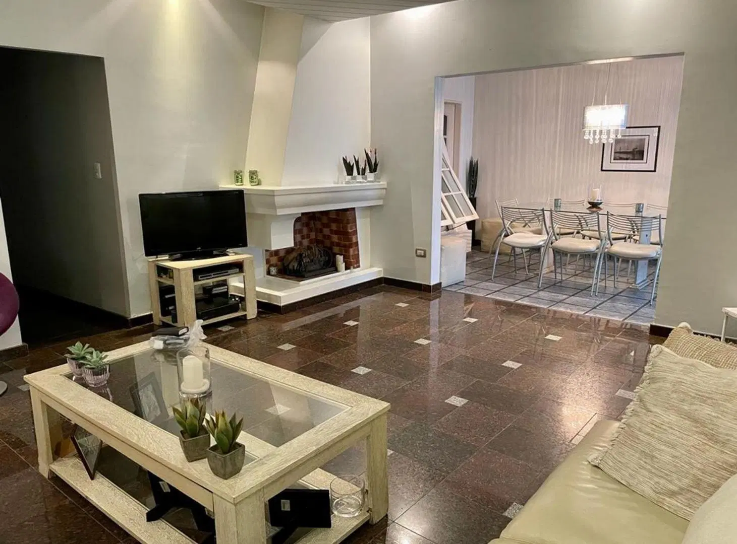 VENTA HERMOSA CASA CON PARQUE, PILETA Y QUINCHO 2