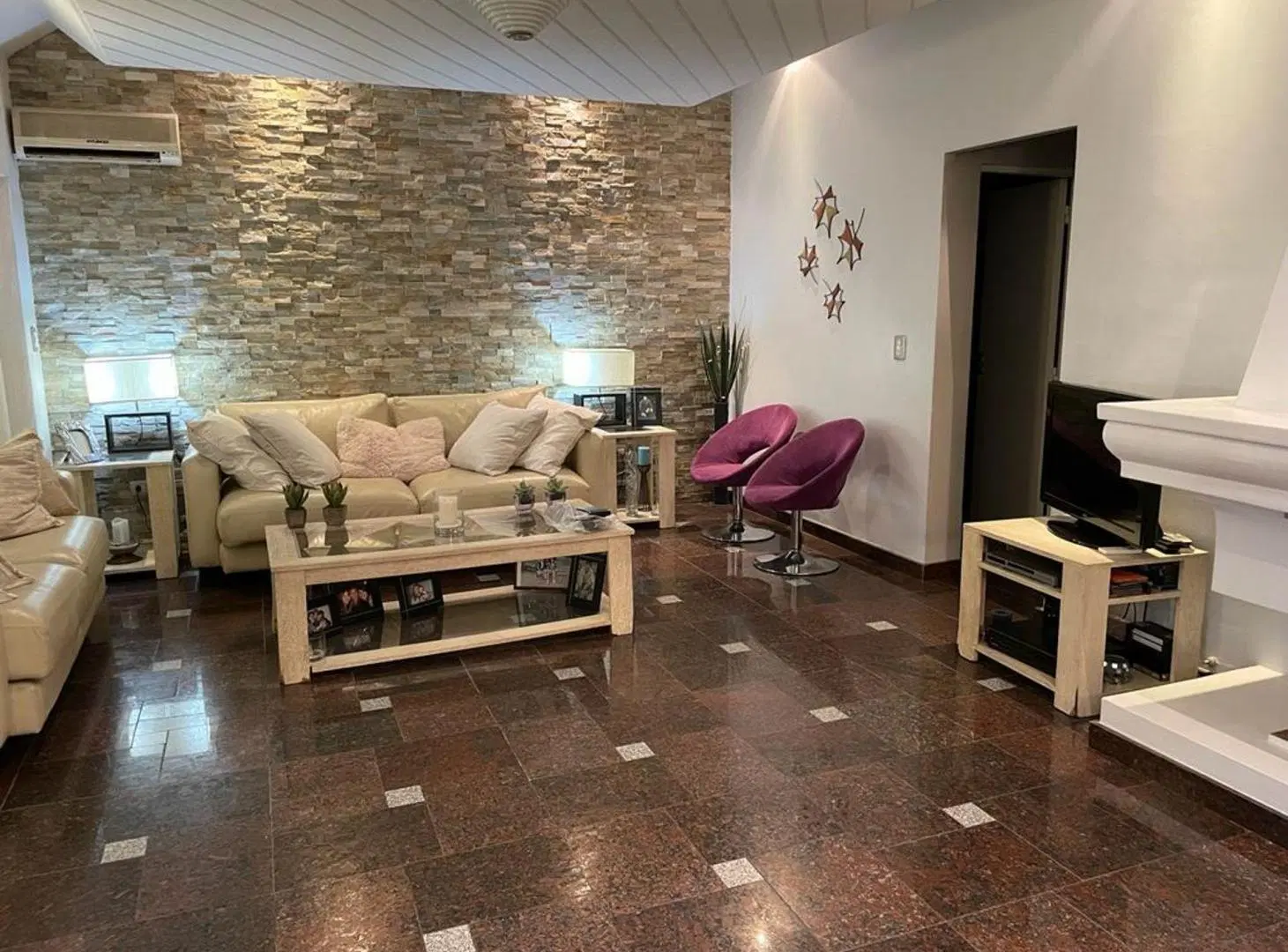 VENTA HERMOSA CASA CON PARQUE, PILETA Y QUINCHO 4
