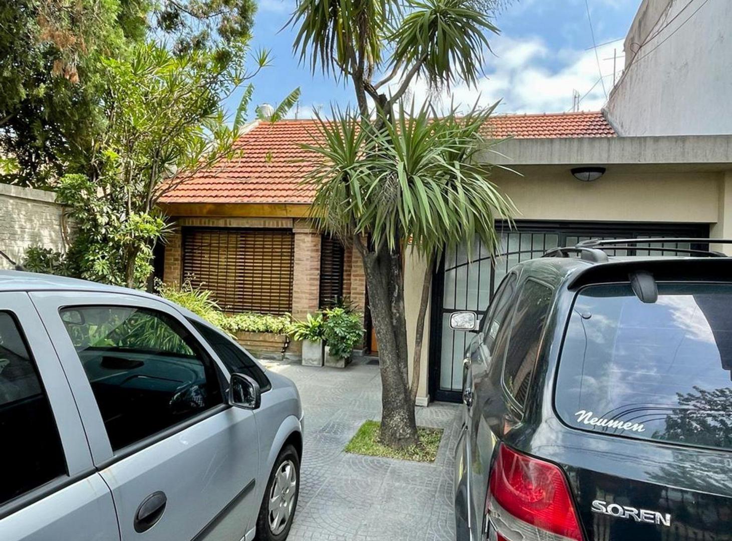 VENTA HERMOSA CASA CON PARQUE, PILETA Y QUINCHO