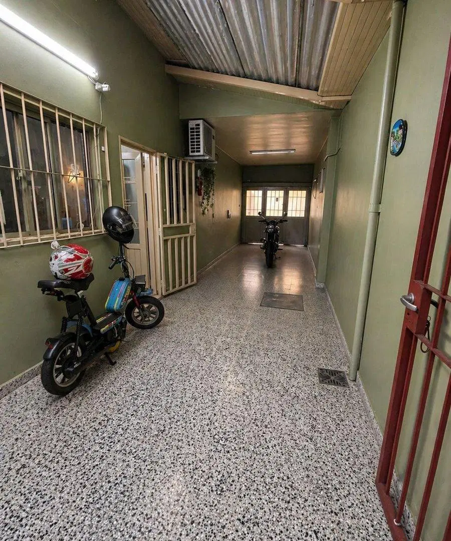 VENTA DE CASA 5 AMBIENTES COCHERA TERRAZA JARDIN 3