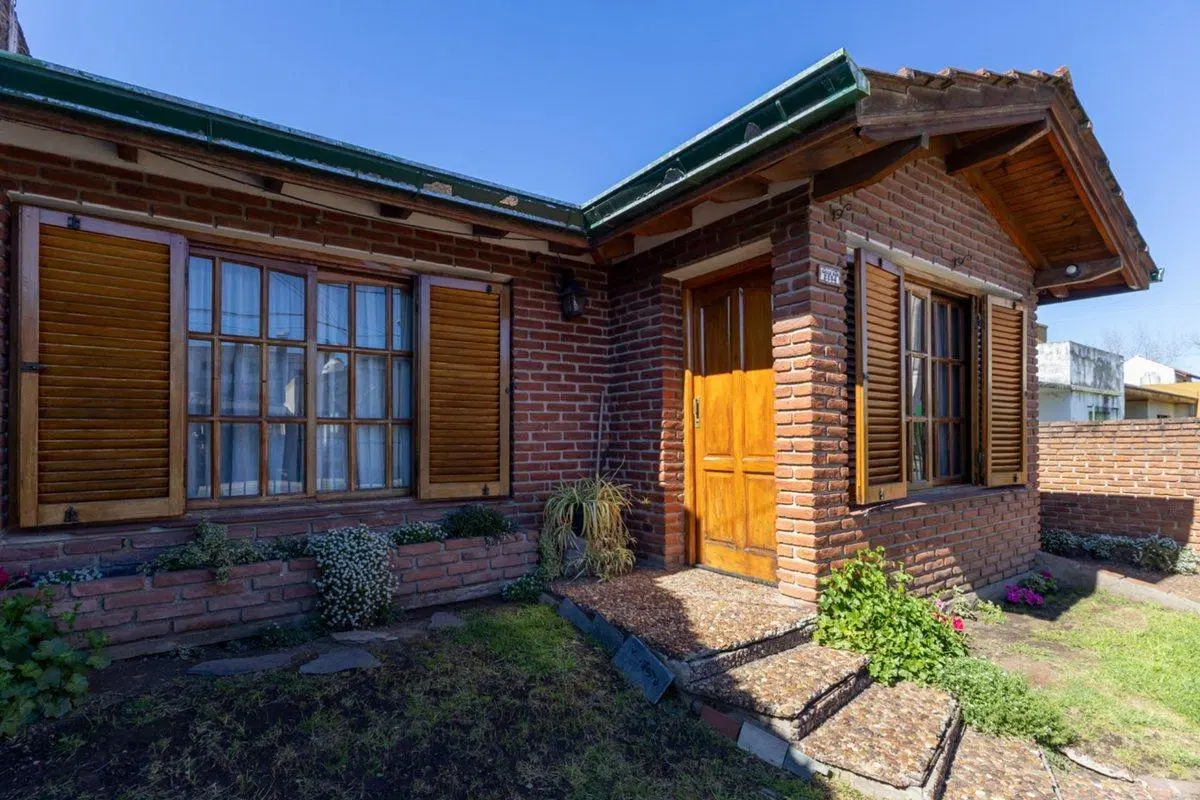 CASA CON PATIO QUINCHO COCHERA QUILMES 3