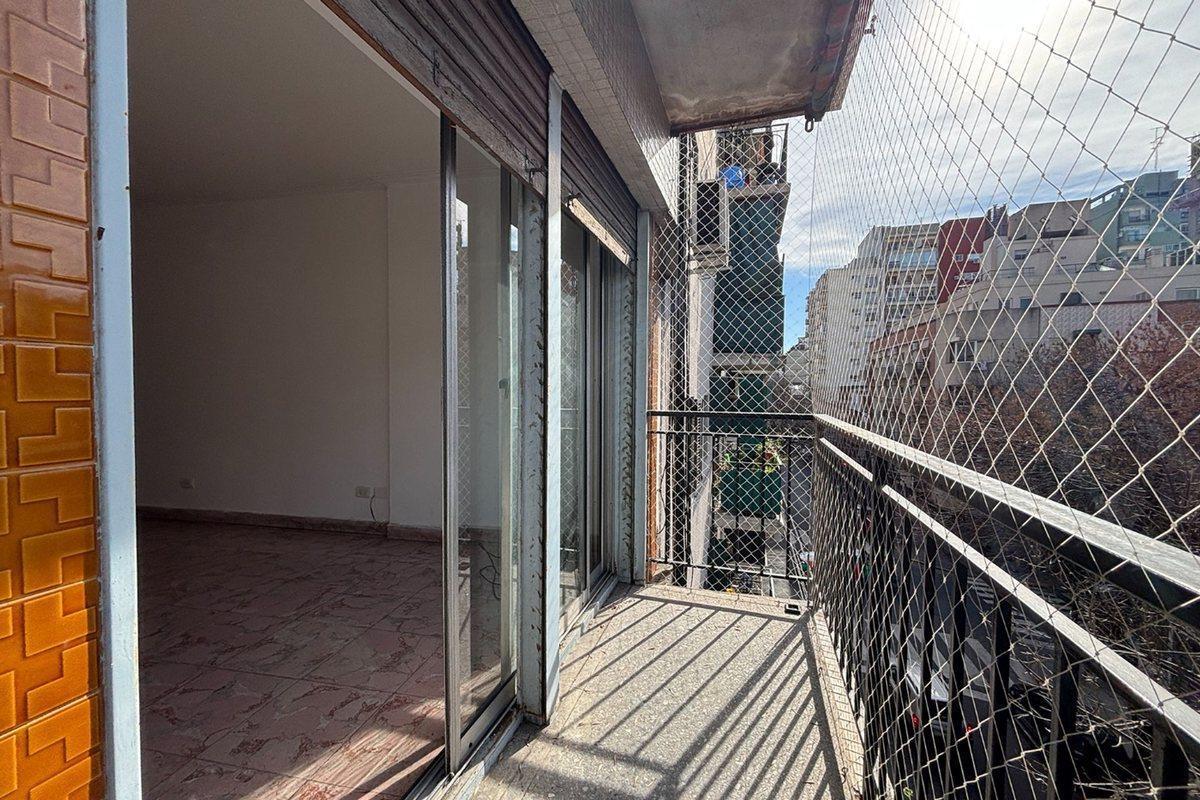 Foto de VENTA DEPARTAMENTO 4 AMBIENTES COCHERA BALVANERA, imagen 2