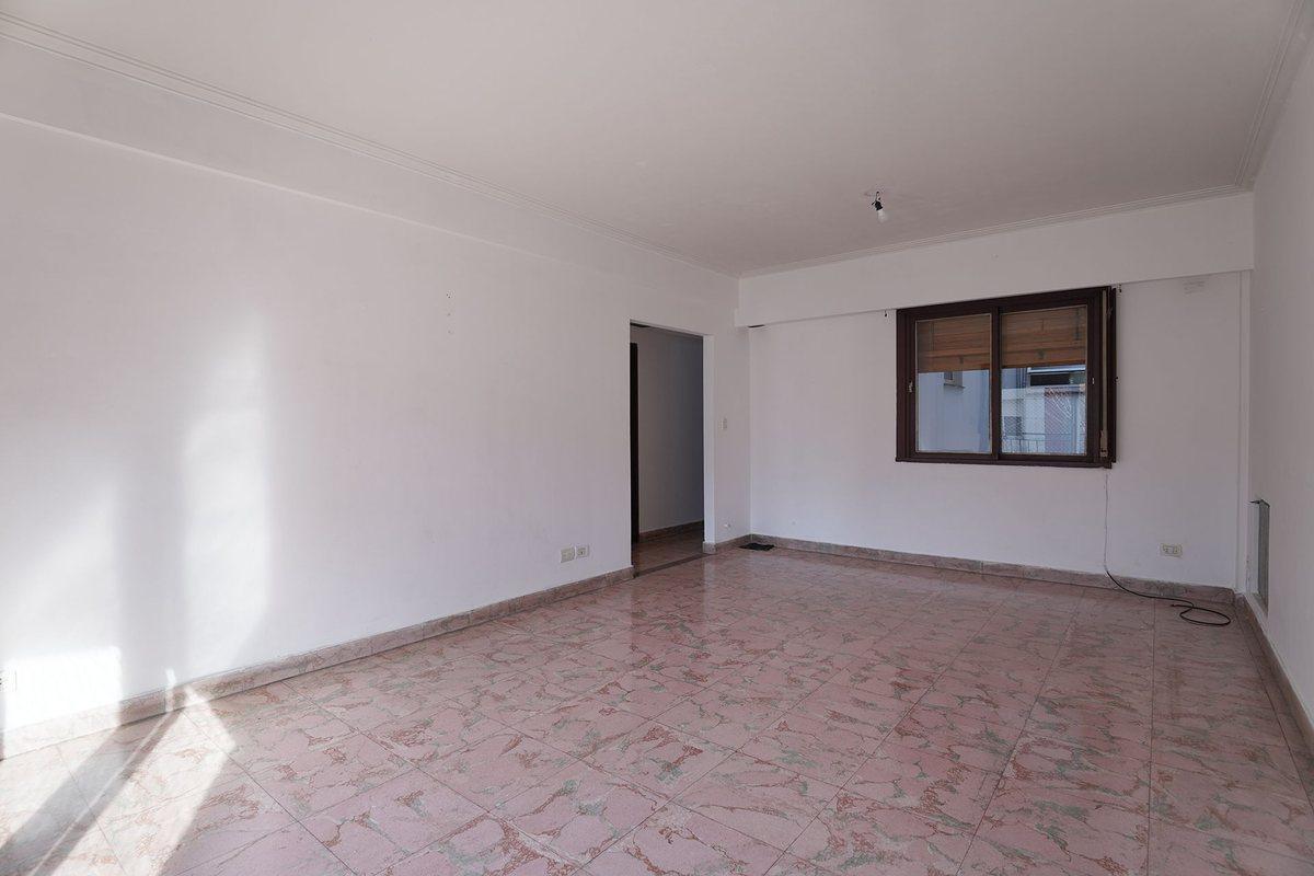 Foto de VENTA DEPARTAMENTO 4 AMBIENTES COCHERA BALVANERA, imagen 5