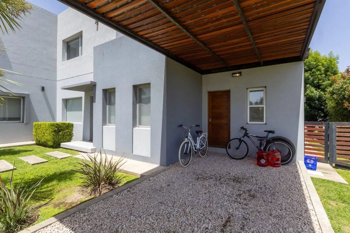 VENTA CASA CON JARDIN Y PISCINA EN HUDSON PARK 5
