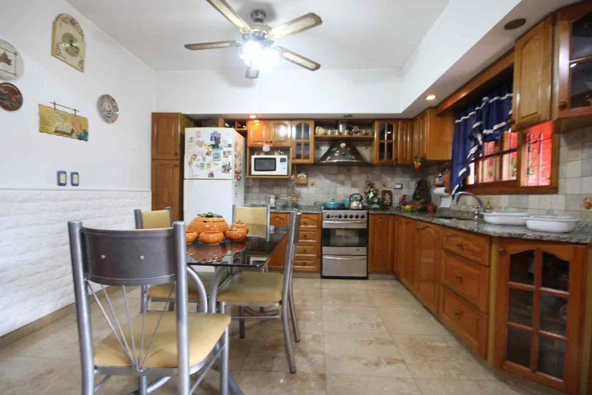 VENTA CASA CON JARDÍN Y PILETA BARRIO MARINA 2