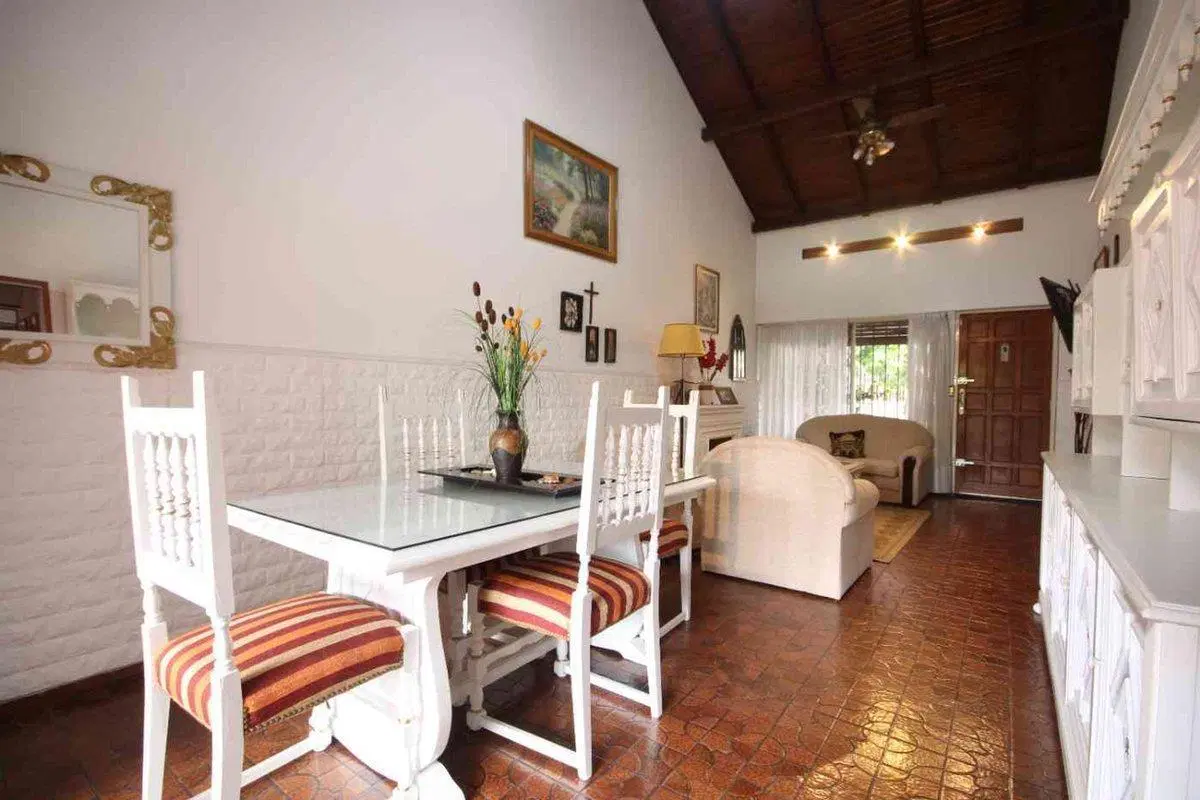 VENTA CASA CON JARDÍN Y PILETA BARRIO MARINA 4