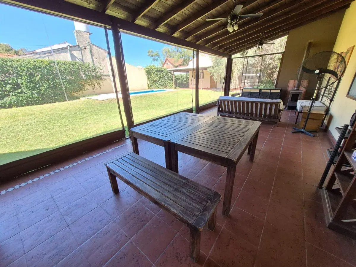CASA 4 AMBIENTES EN VENTA CASTELAR PILETA JARDIN 2