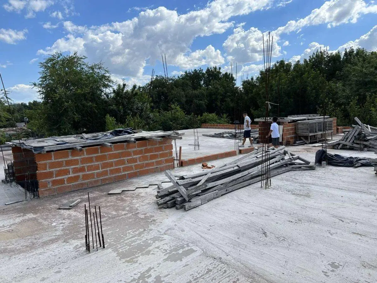 CASA EN CONSTRUCCIÓN CON 3 LOCALES EN LOTE PROPIO 3