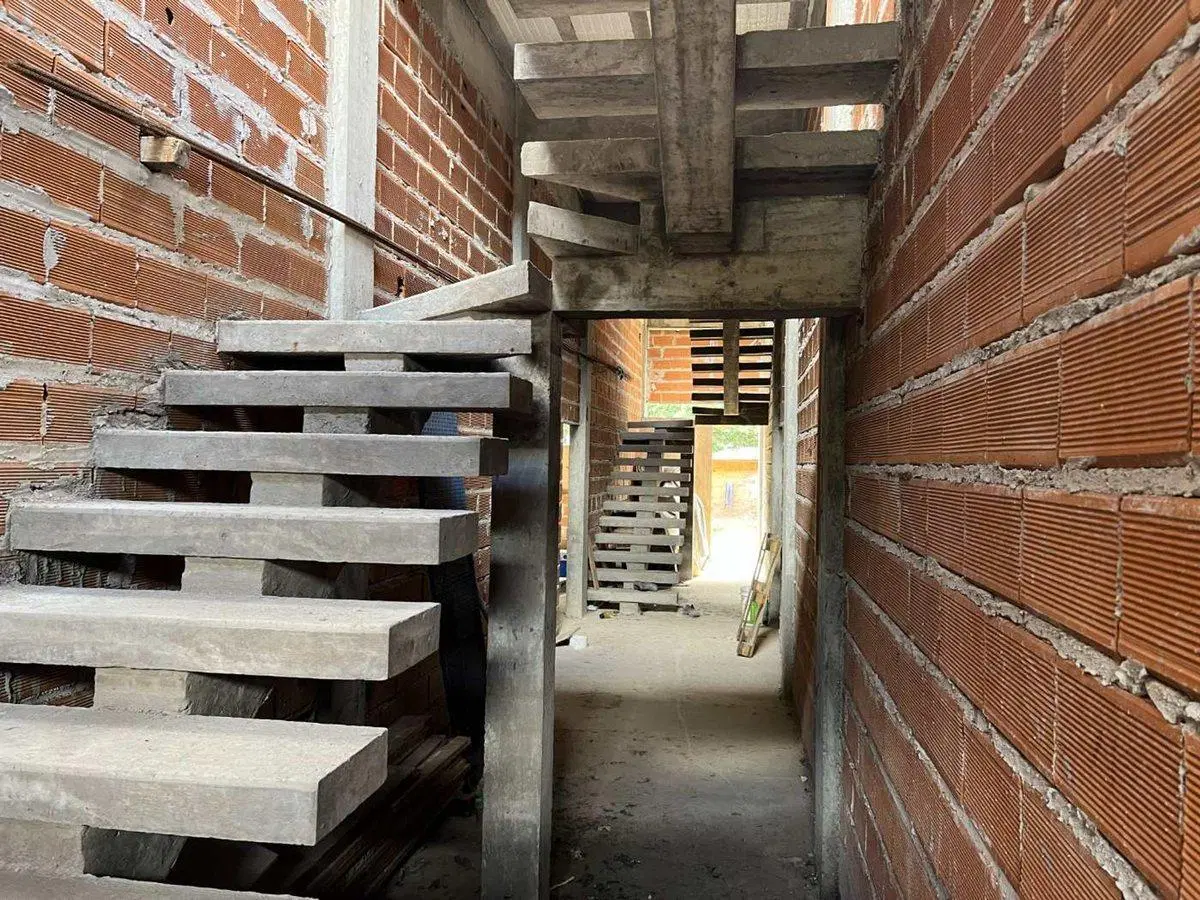 CASA EN CONSTRUCCIÓN CON 3 LOCALES EN LOTE PROPIO 4