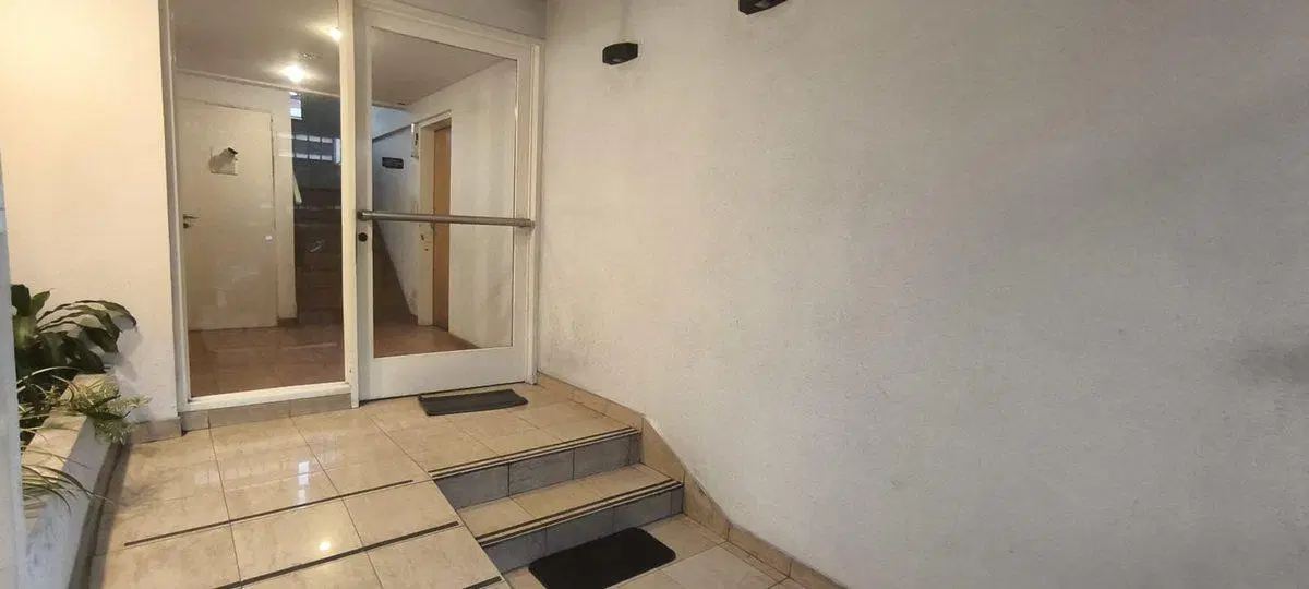 ALQUILER MONOAMBIENTE Amplio con Patio en Pompeya 3