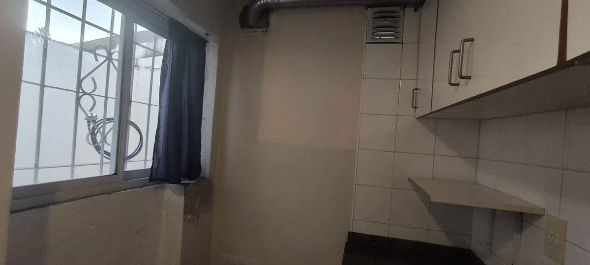 ALQUILER MONOAMBIENTE Amplio con Patio en Pompeya 4