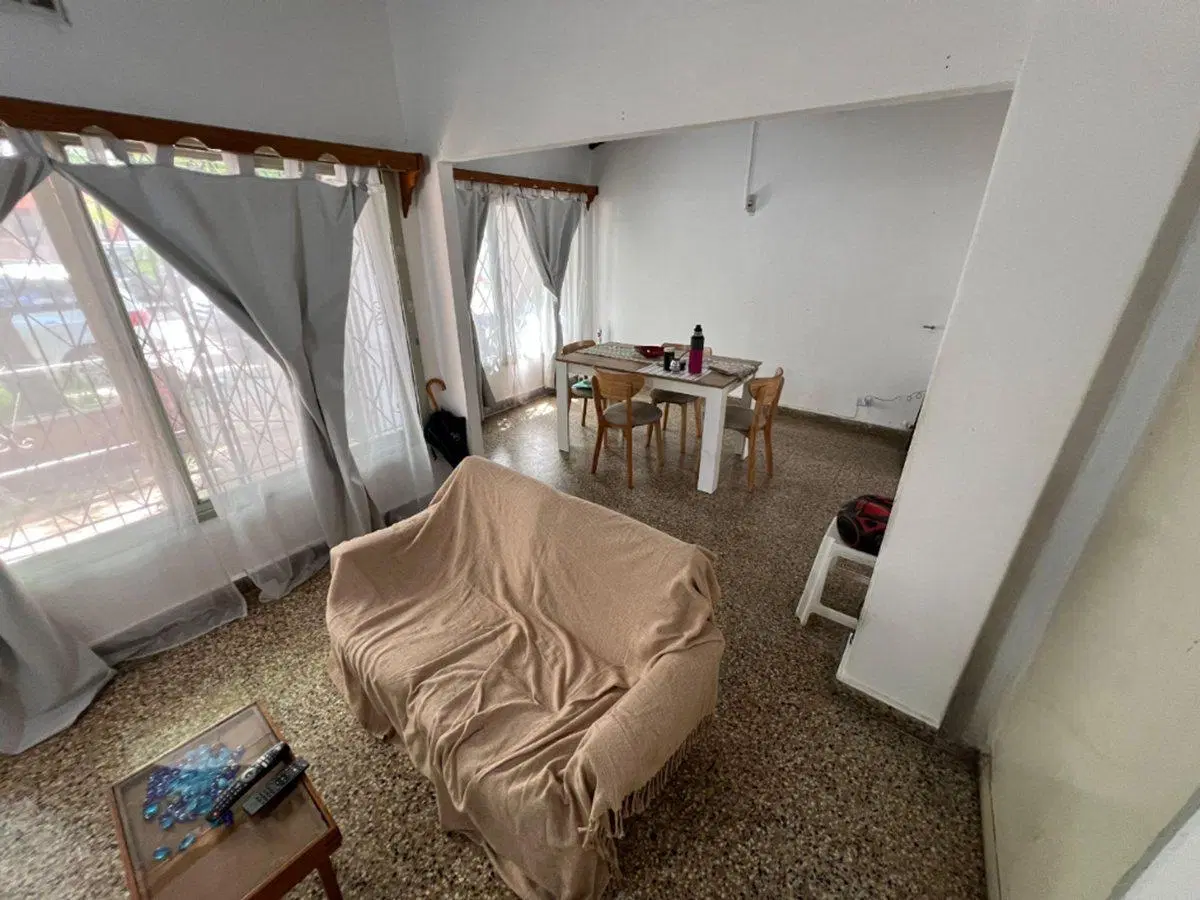 VENTA CASA  CON COCHERA Y PATIO EN QUILMES 4